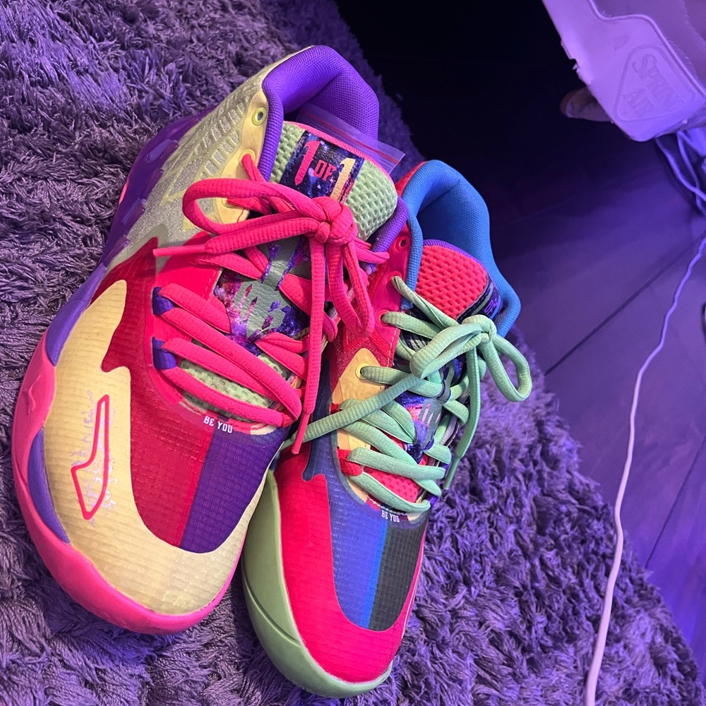 i’m selling puma basketball shoes their size 6